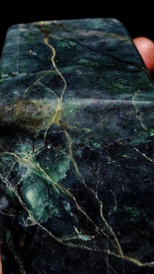 ★翡翠原石★糸魚川硬玉【姫川転石・山之坊コスモクロア・カット431ｇ】