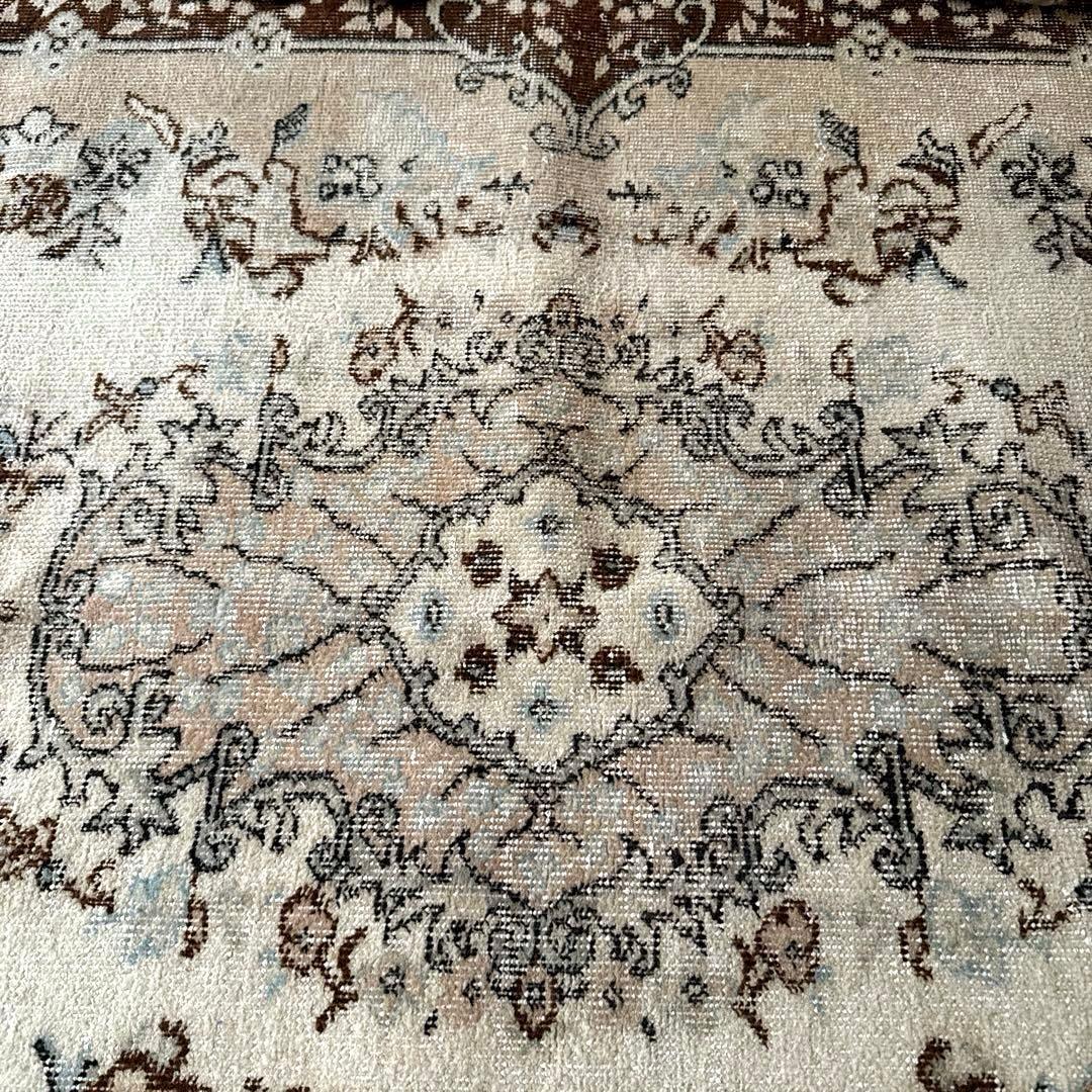 113×207花や実　淡いベージュ×クリーム×ブラウン　トルコヴィンテージラグ