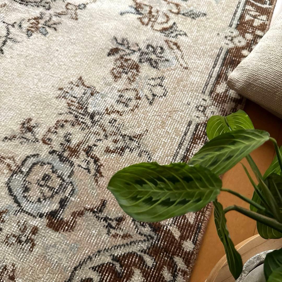 113×207花や実　淡いベージュ×クリーム×ブラウン　トルコヴィンテージラグ