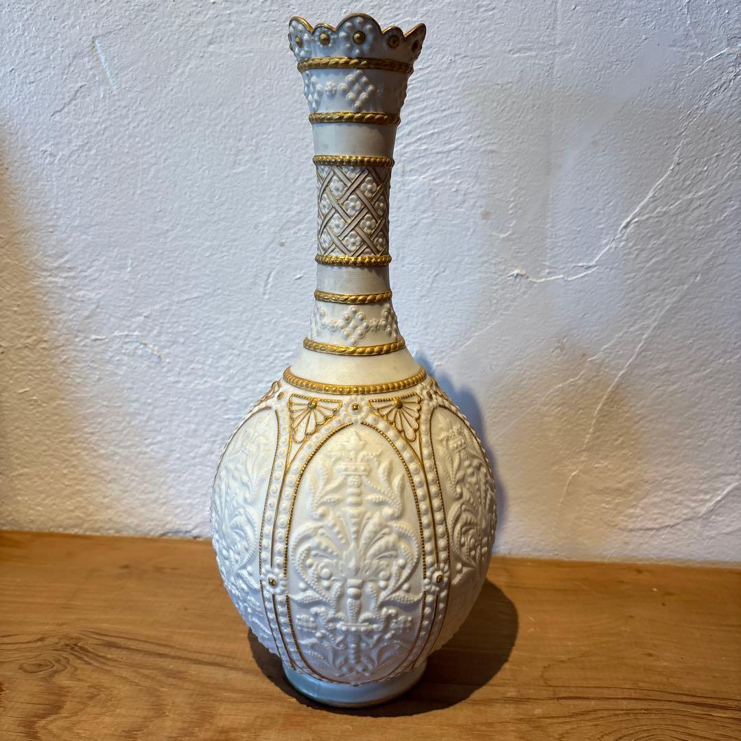 エレガントな金色装飾の花瓶