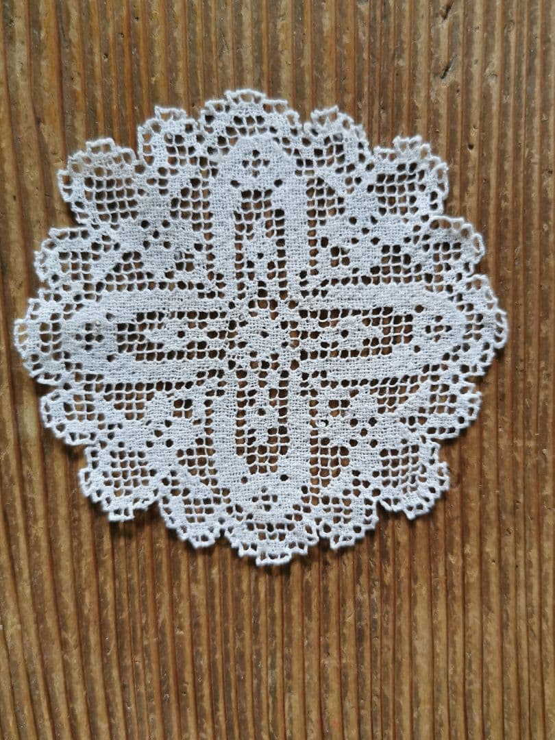 アンティークヨーロッパ 透しの十字架リネンフィレレース プチドイリー 青い麻布付