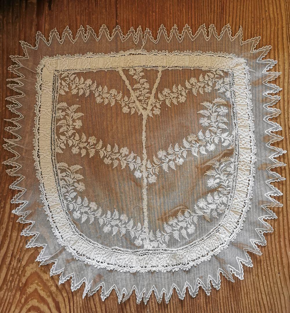 アンティークフランス シルクリボン＆スカラップレース 盛り上げ刺繍ドイリー