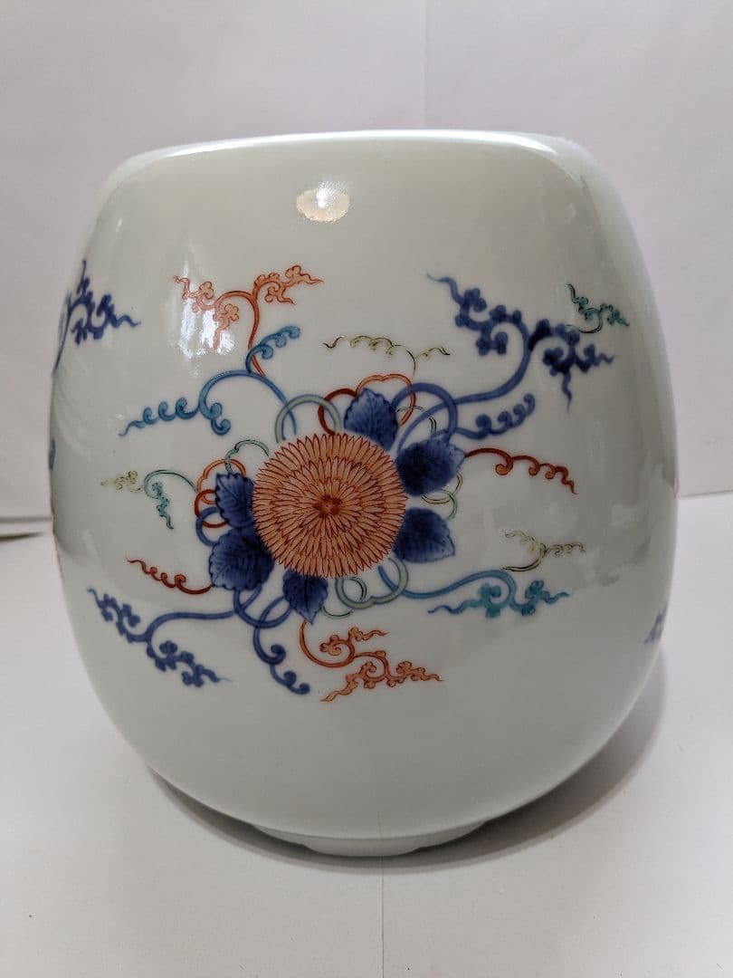 有田焼　十一代今泉今右衛門作、『錦菊花文三足手あぶり』、銘有、合わせ箱付