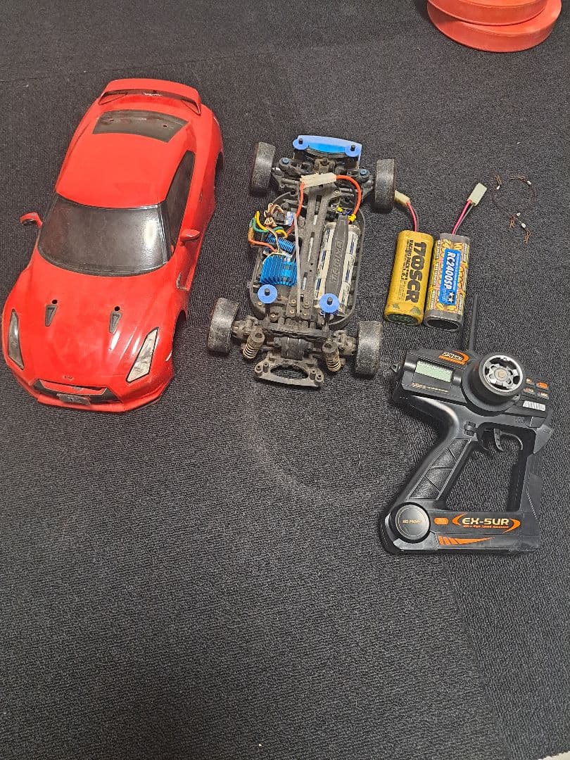 レッドラジコンカー 本体とリモコン付き