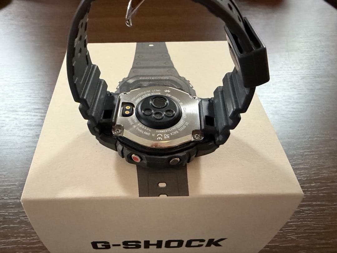 G-SHOCK DW-H5600 グレー x ブラックメタル