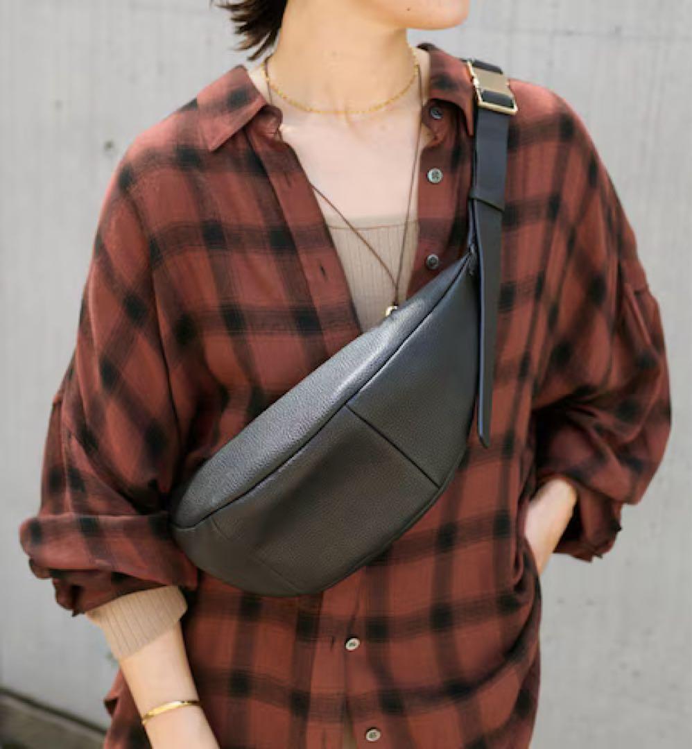 RIVE DROITE リヴドロワ　カーブボディバッグ　ブラック