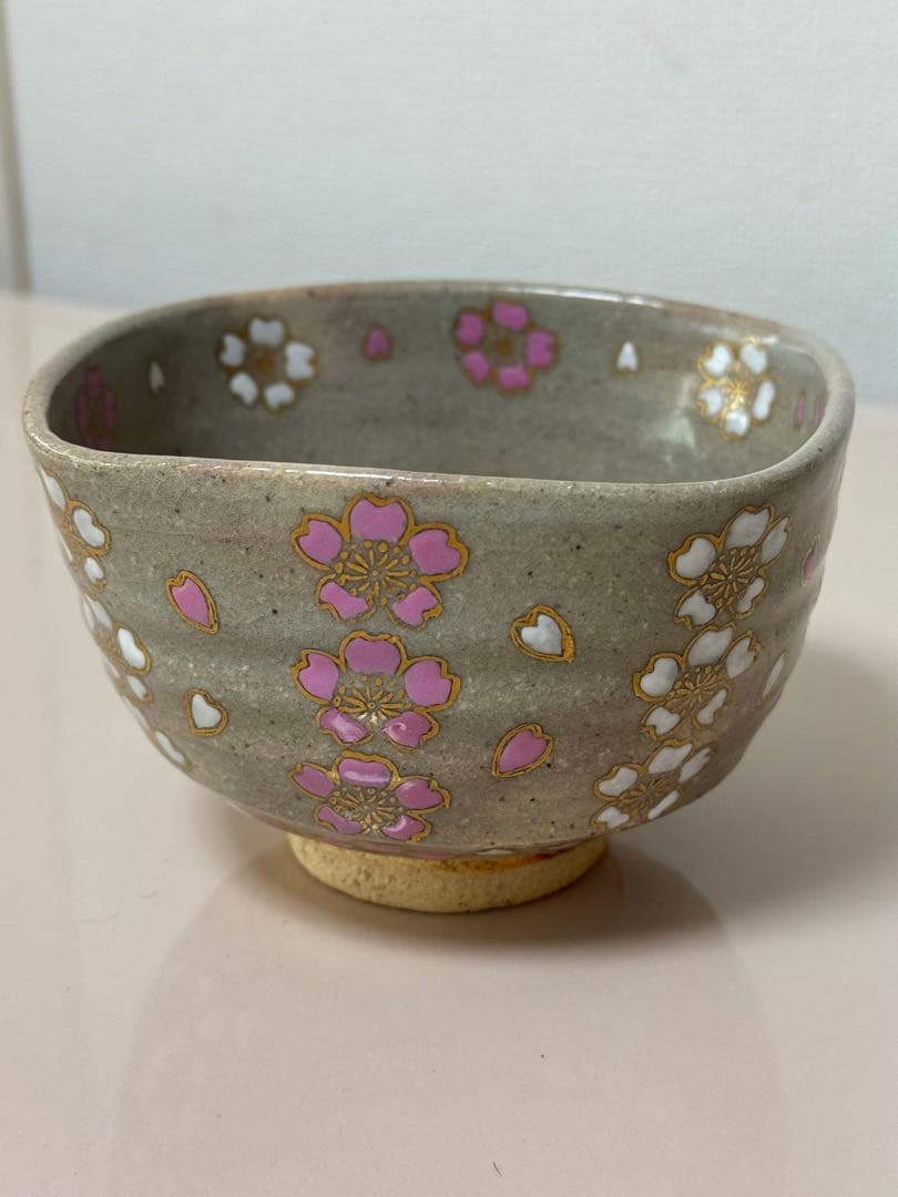 桜模様の陶器製茶碗