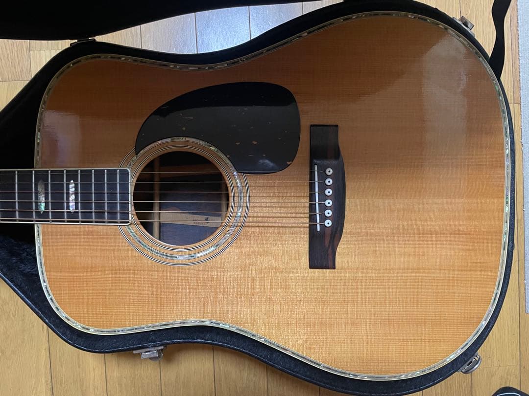 Morris Special アコースティックギター、ハードケース付き。