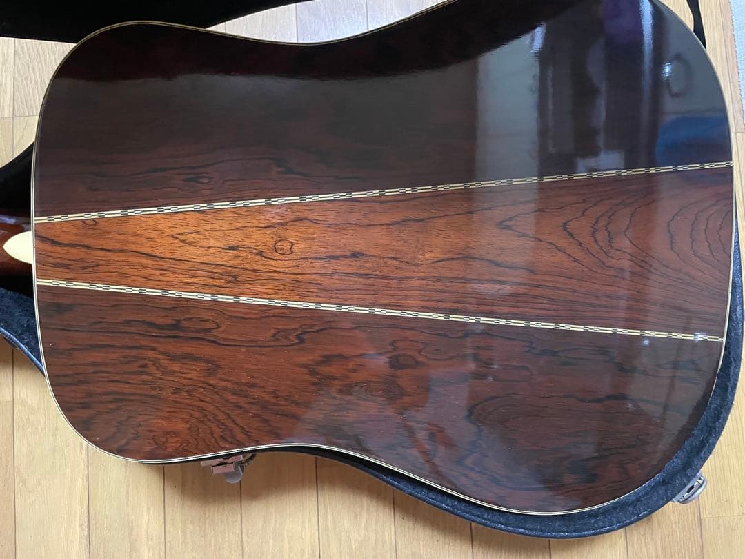 Morris Special アコースティックギター、ハードケース付き。