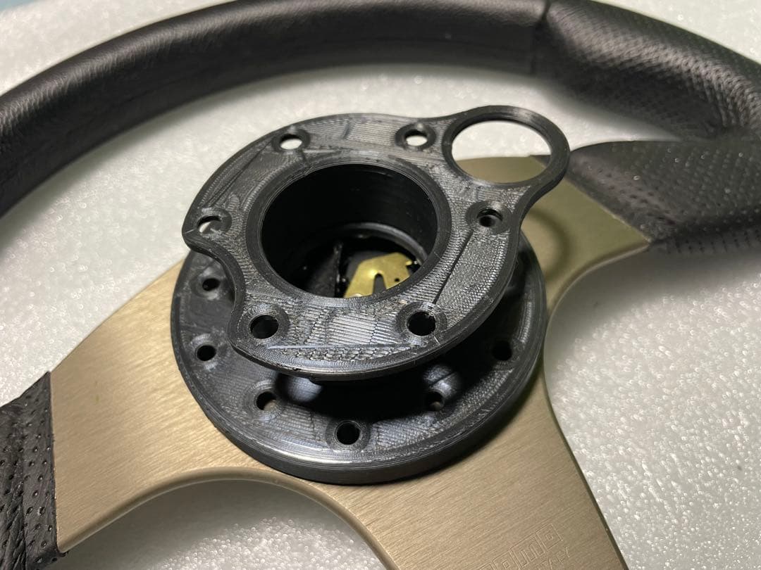 momo race & THRUSTMASTER T300用実車ハンドル変換ボス