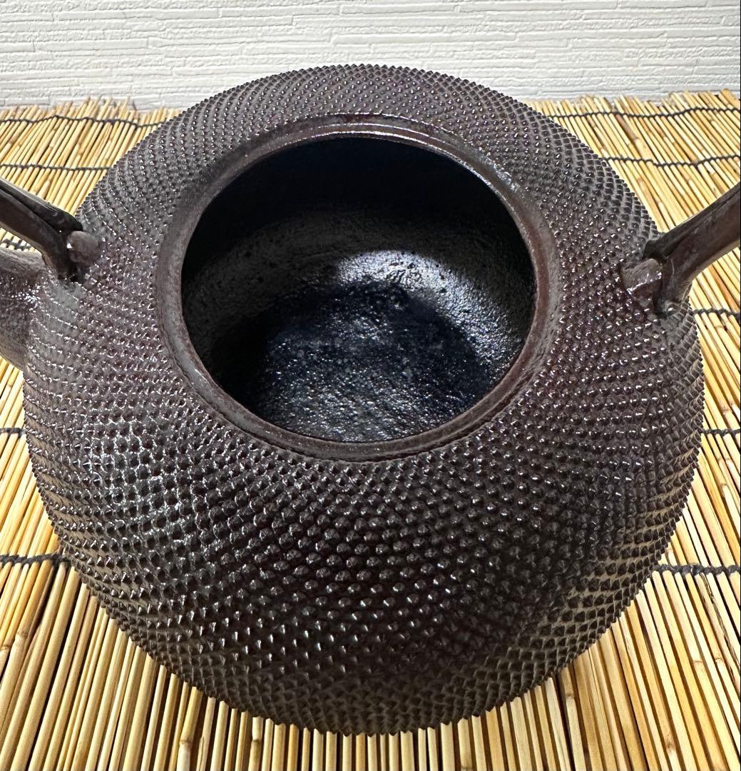 未使用品、供箱付　南部喜州 (及川 喜徳)造　鍛治打袋鉉　１８型　南部鉄瓶