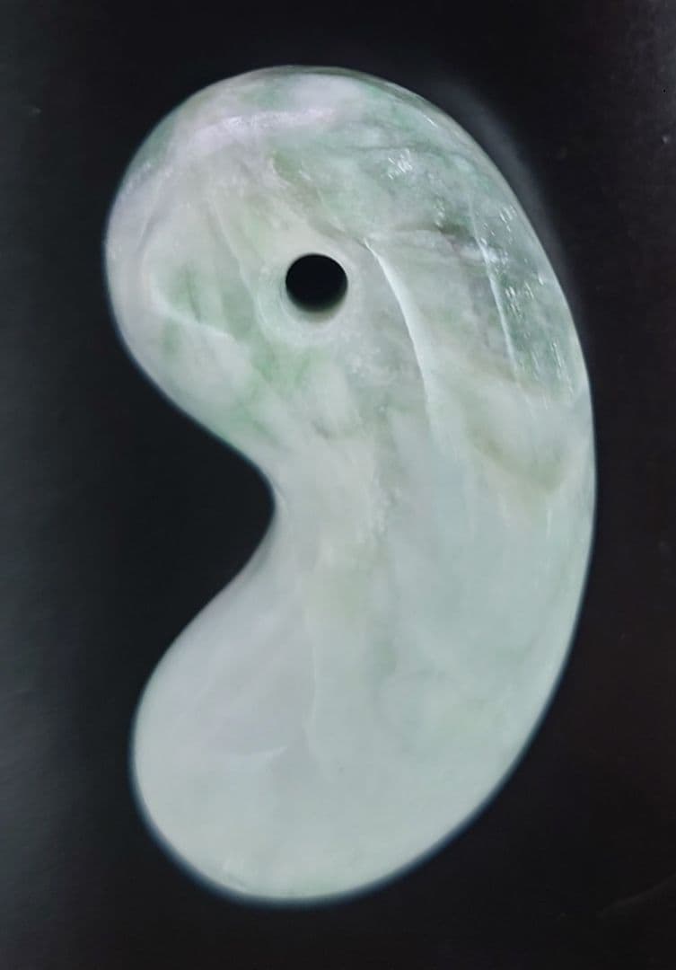 糸魚川翡翠　勾玉　特大ぷっくり