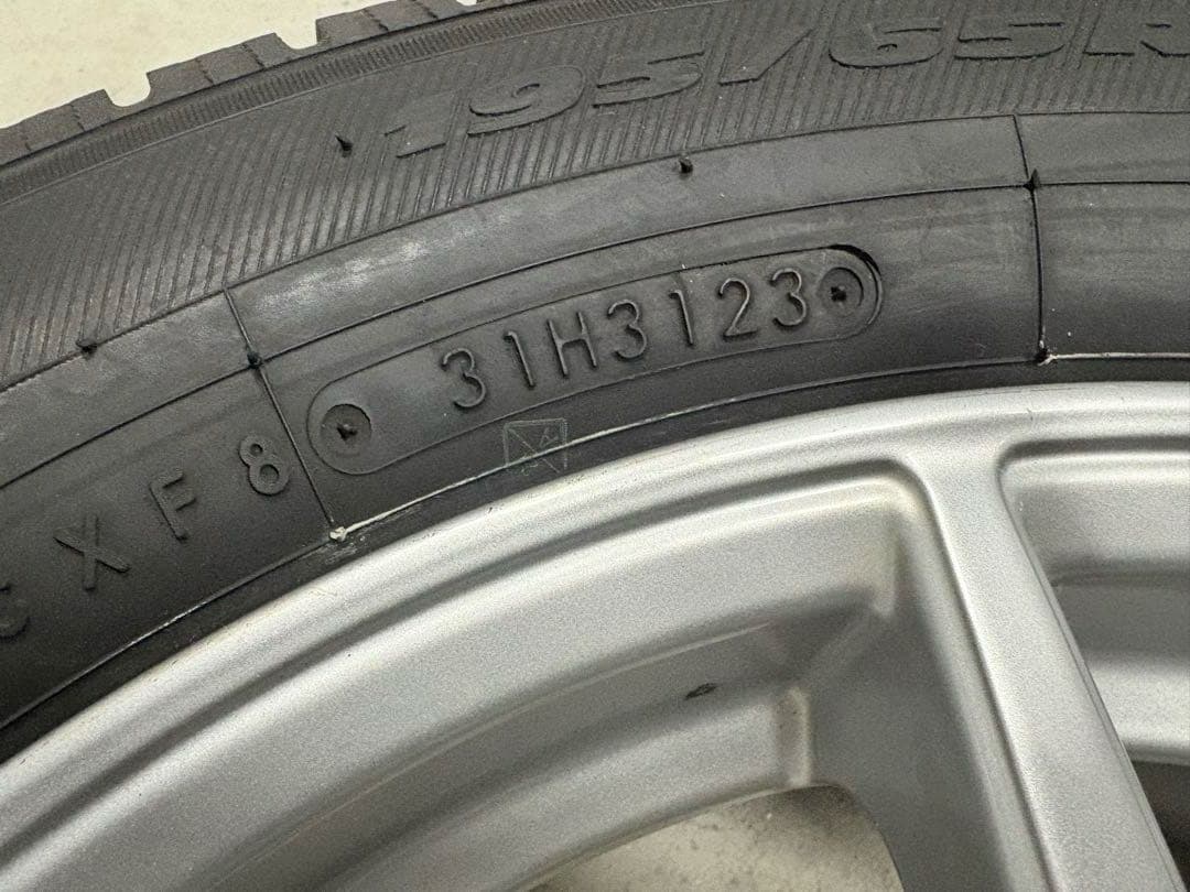 イボ付きプリウス60系pcd114 スタッドレス　2023年31週製