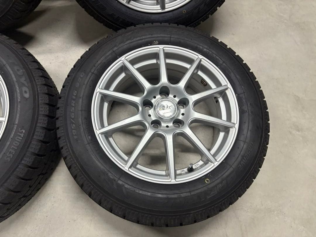 イボ付きプリウス60系pcd114 スタッドレス　2023年31週製