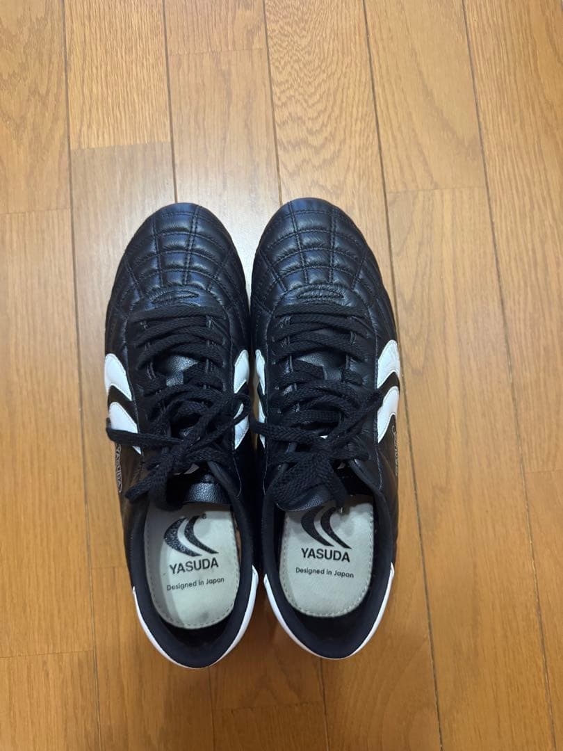 【超お買い得 】YASUDA サッカーシューズ ブラック/ホワイト　早いもの勝ち
