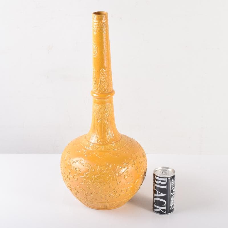 中国　黄釉　刻神獣纏枝花弁文　長顎瓶　在銘　V　7128A