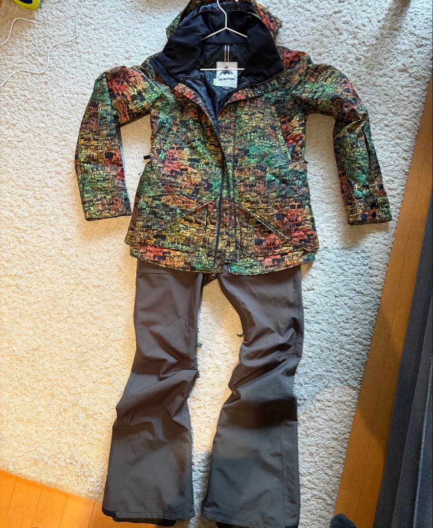 burton スノーボードウェア　レディース ジャケットM　パンツS 上下セット