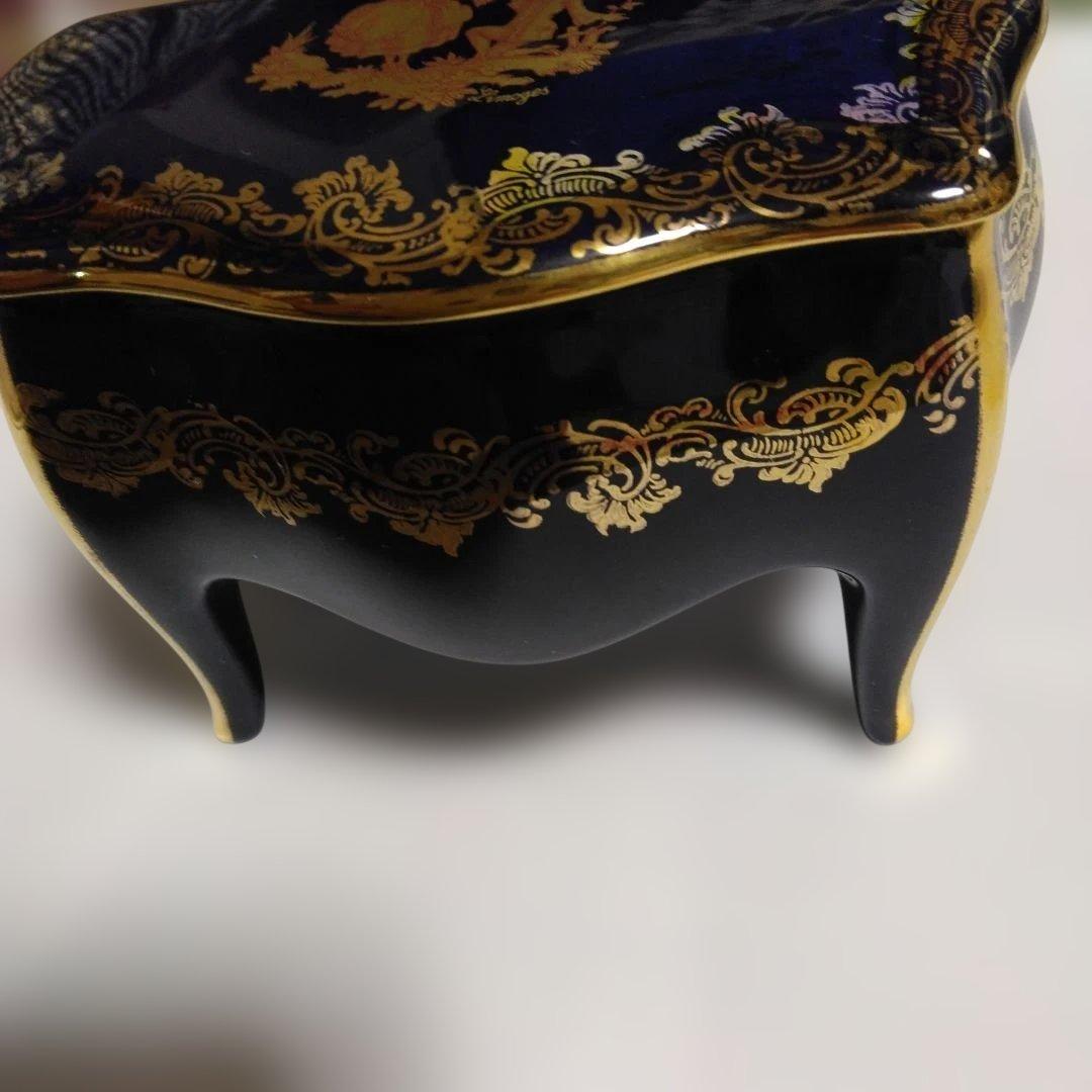 フランスリモージュ黒色金装飾波状蓋ボックス　10.5 センチ9センチ