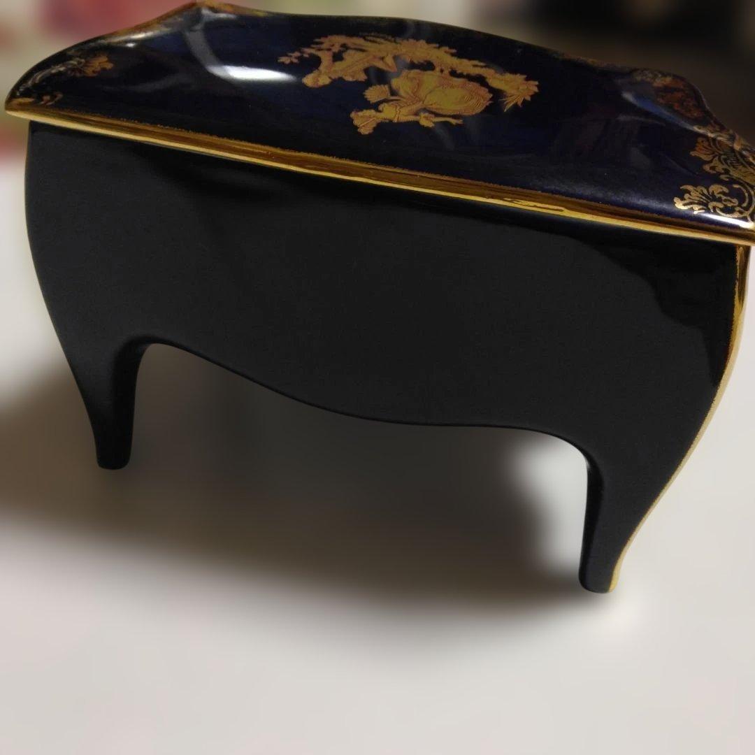 フランスリモージュ黒色金装飾波状蓋ボックス　10.5 センチ9センチ