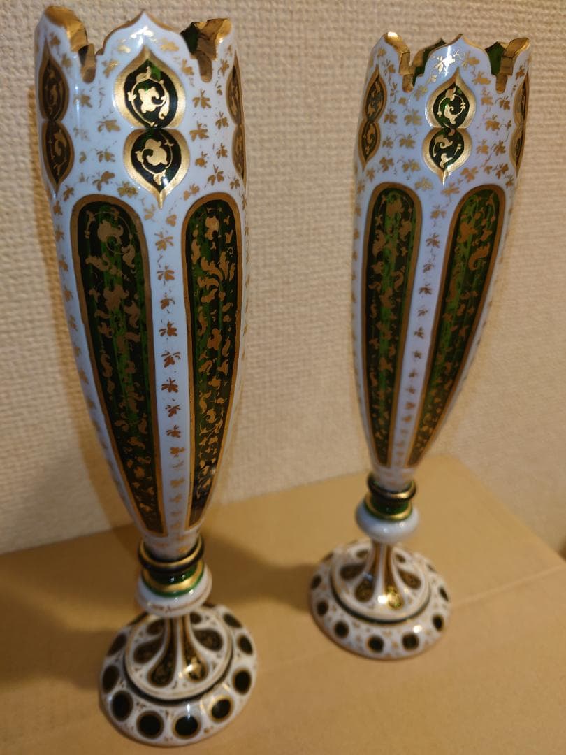 西洋アンティーク　1880年代　ボヘミアガラス　オパーリン　金彩唐草紋様　花瓶