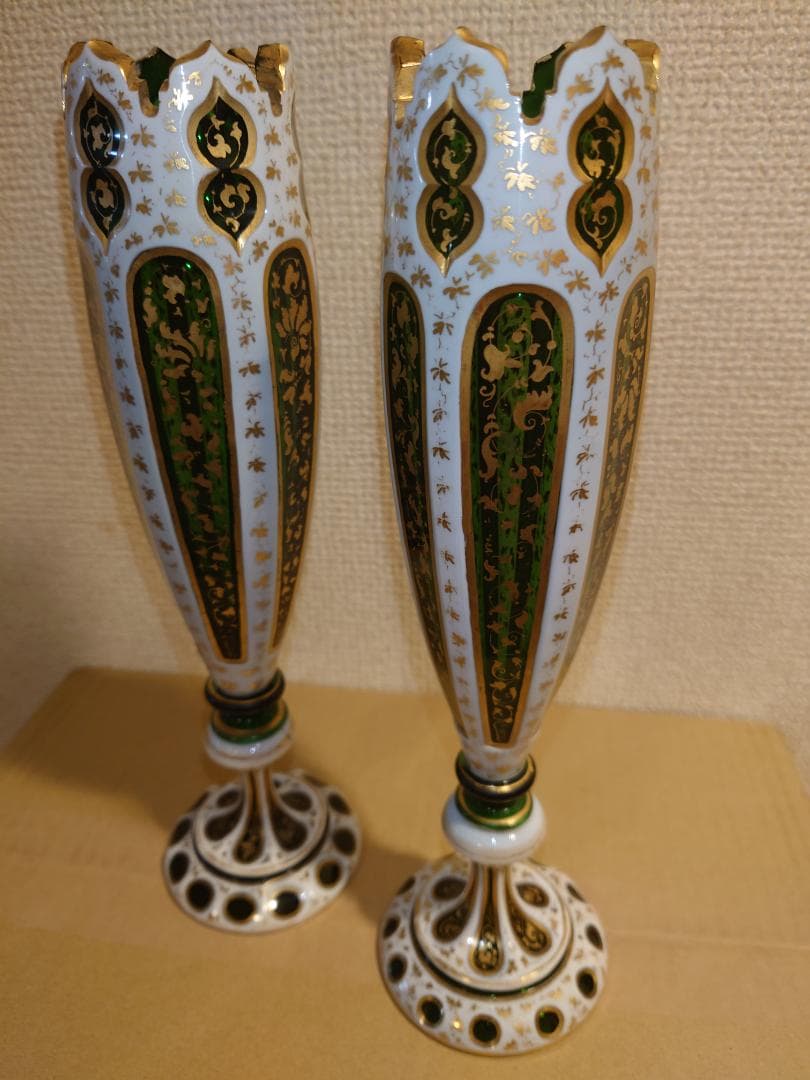 西洋アンティーク　1880年代　ボヘミアガラス　オパーリン　金彩唐草紋様　花瓶