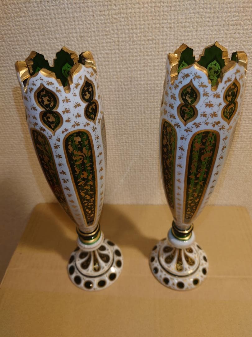 西洋アンティーク　1880年代　ボヘミアガラス　オパーリン　金彩唐草紋様　花瓶