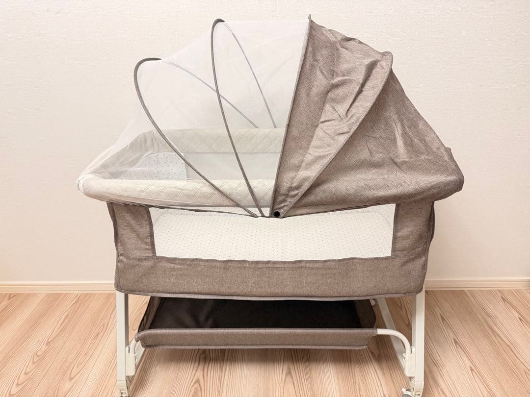 ベージュ メッシュカバー付きベビーベッド