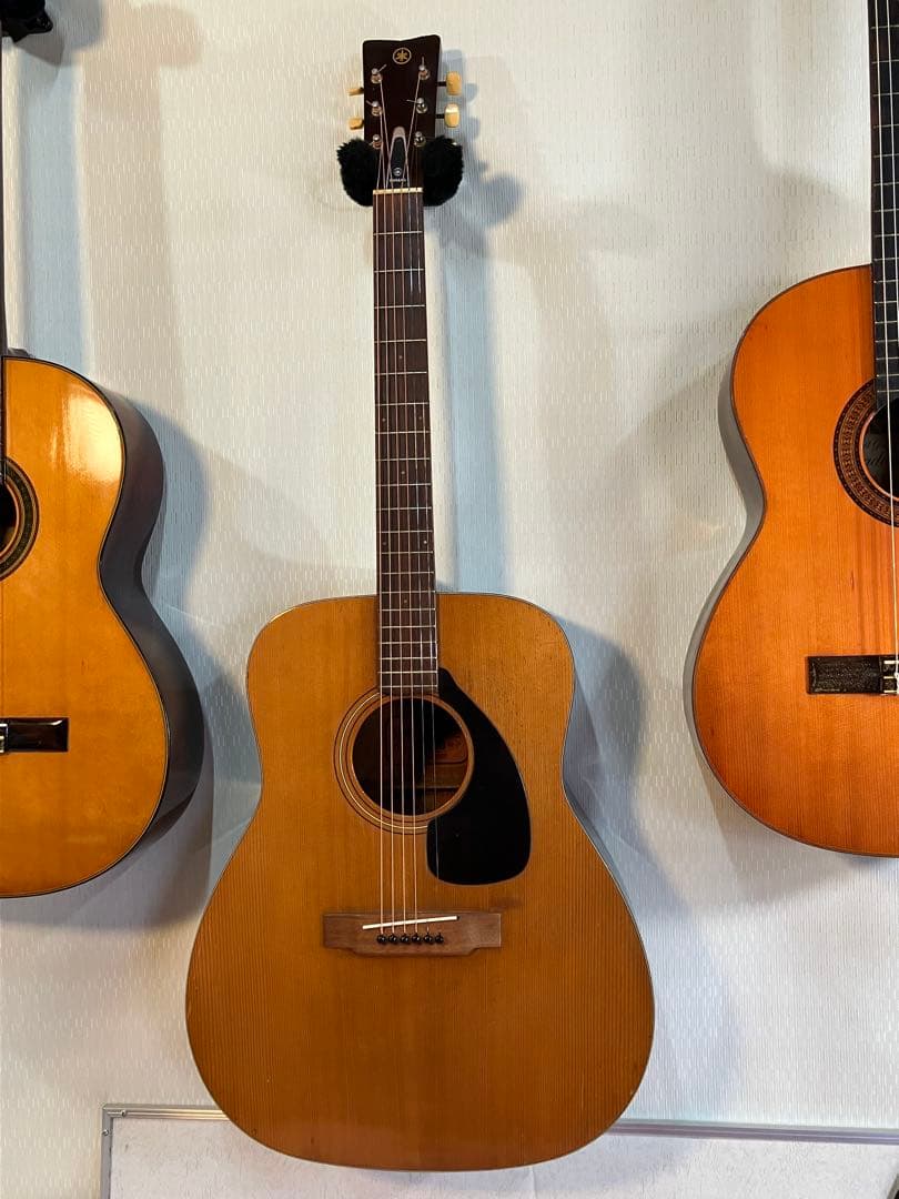 ビンテージなYAMAHAフォークギターソフトケース付きます。