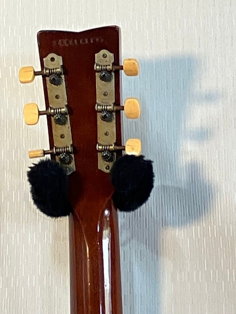 ビンテージなYAMAHAフォークギターソフトケース付きます。