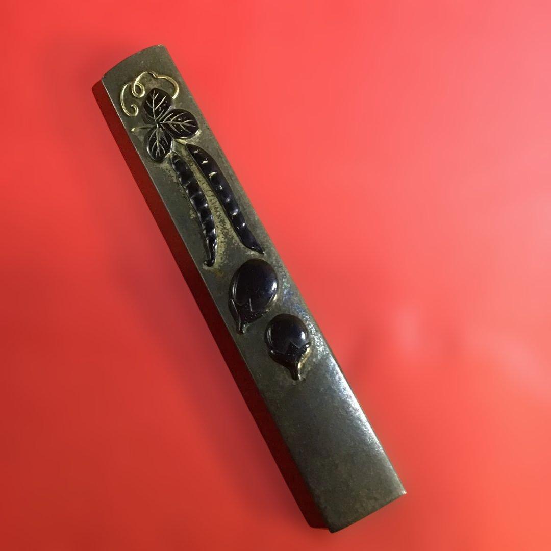 小柄　魚子地色絵高彫象嵌　藤花に茄子図柄　在銘