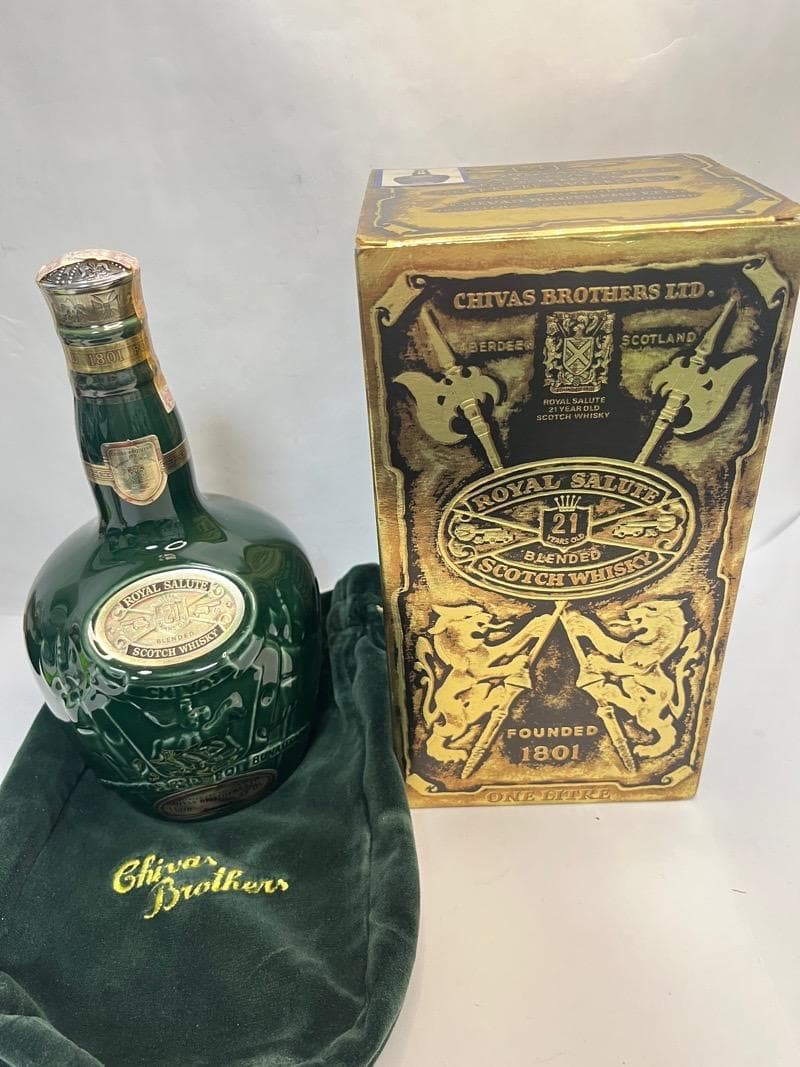 ロイヤルサルート21年　1L 43％　　緑陶器 1775g