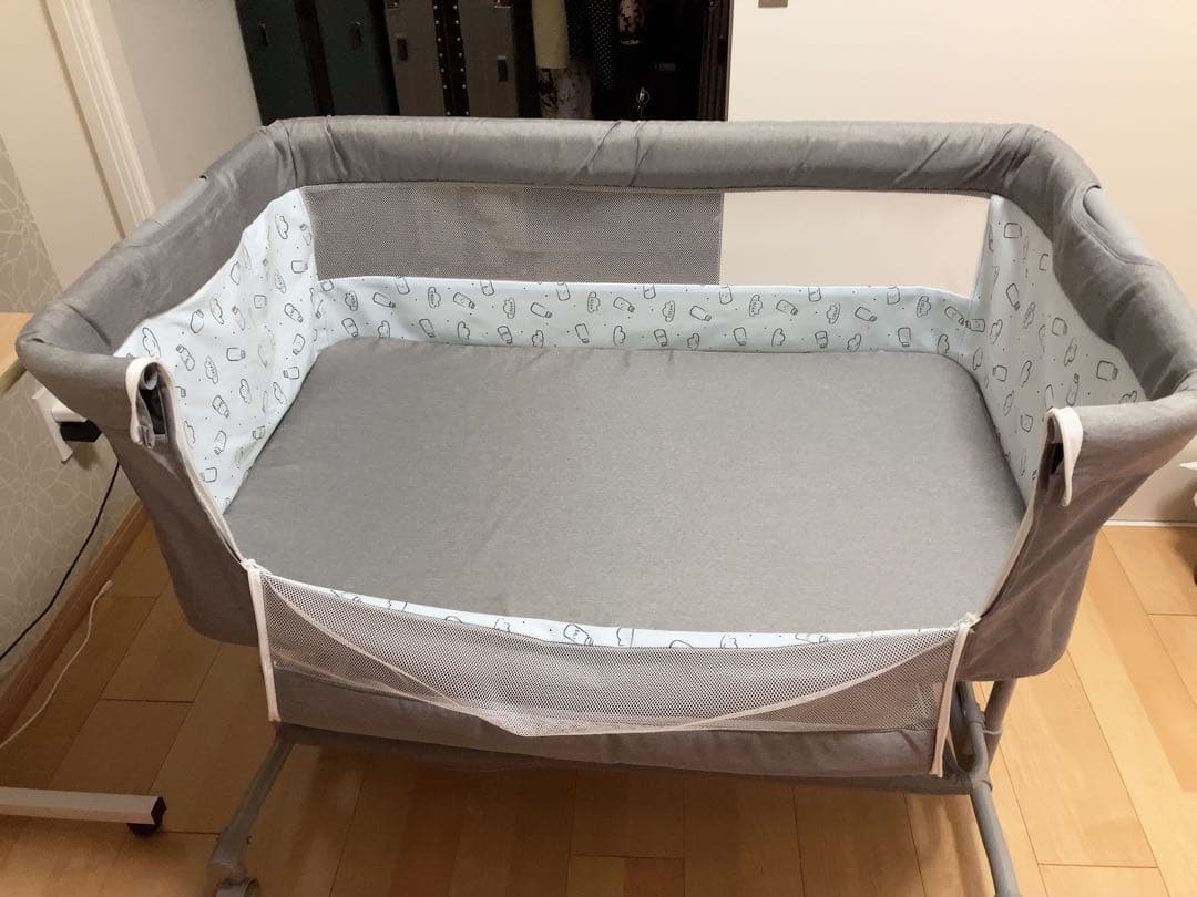 【新品同様】グレー ベビーベッド メッシュカバー付き