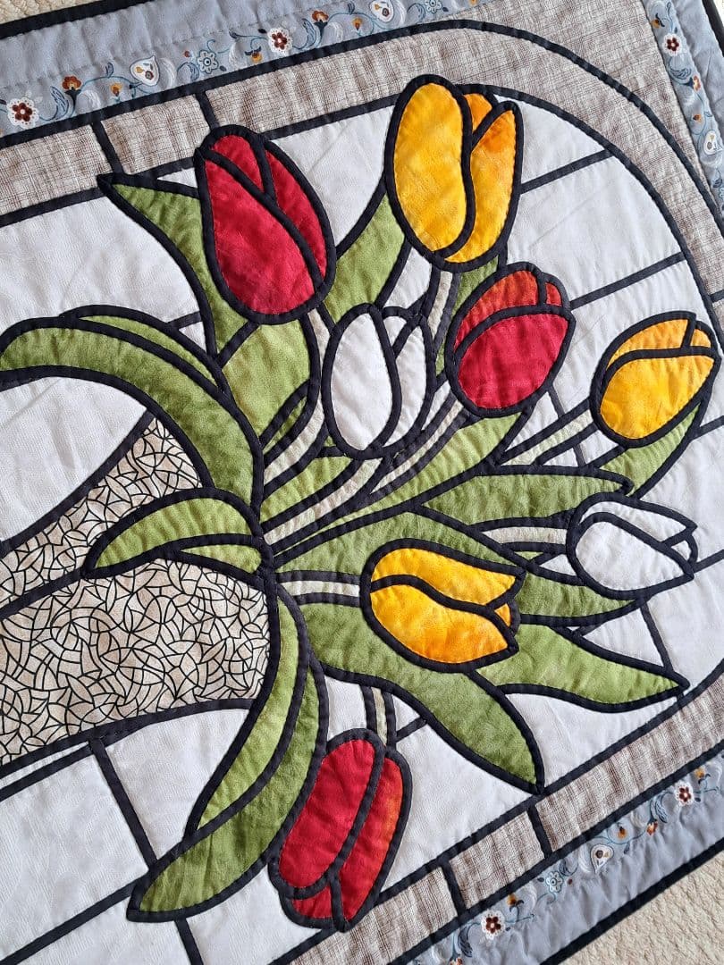 ハンドメイド　パッチワークタペストリー(ステンドグラス調チューリップ)