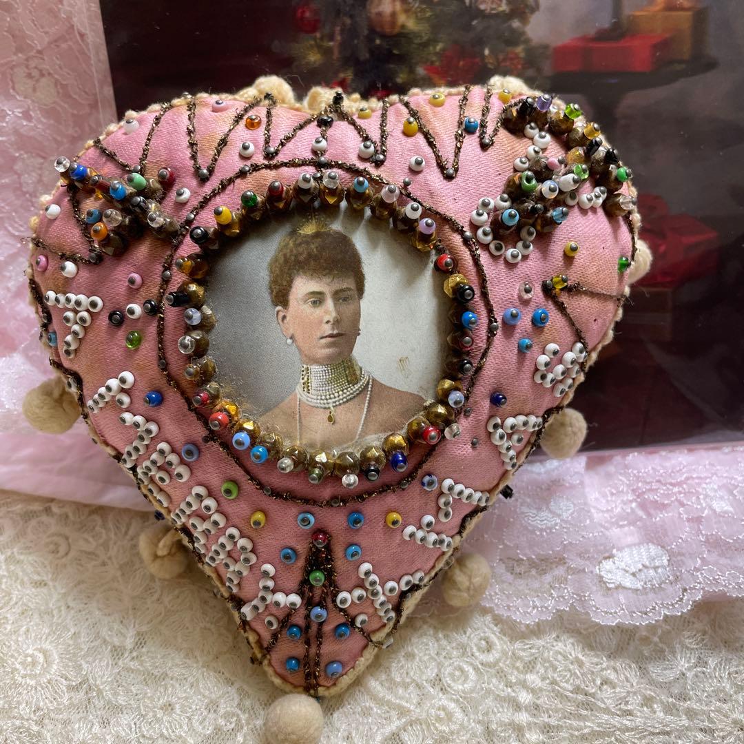 イギリス製アンティーク　１００年以上前のクリスマスプレゼント手作りピンクッション