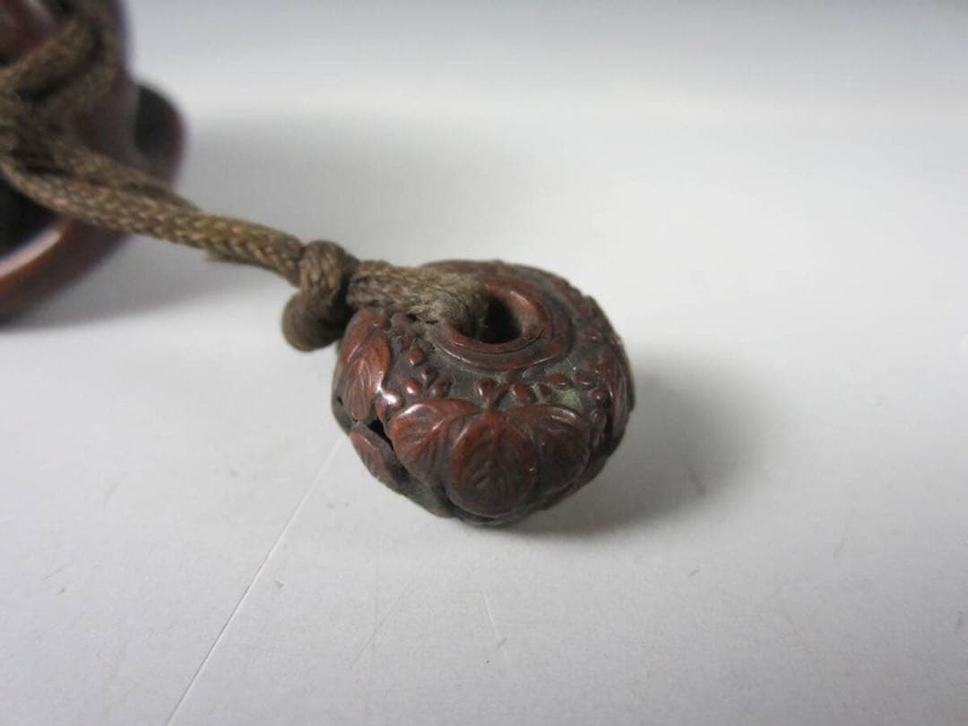 専用 木の実 木彫刻 桐紋彫 緒締め玉 柘植？紐通し 細密細工 古美術