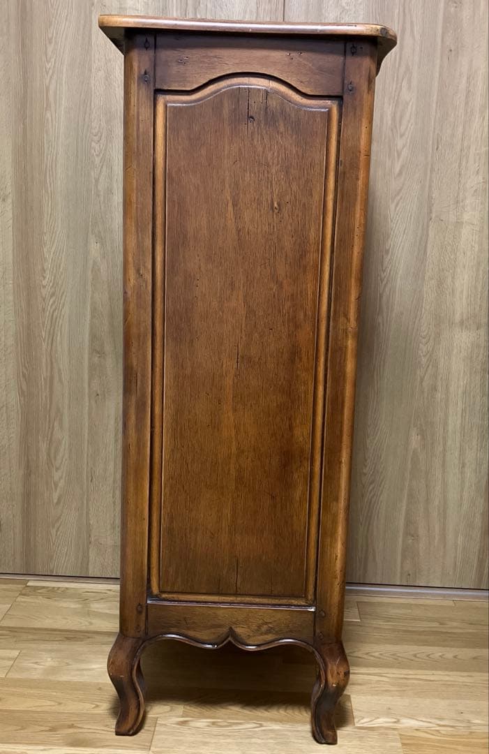 アンティークなチェスト