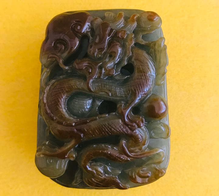 ヒスイ(翡翠) ホータン(和田玉)  龍　龍紋　浮彫空彫透彫　掛物　アンティーク