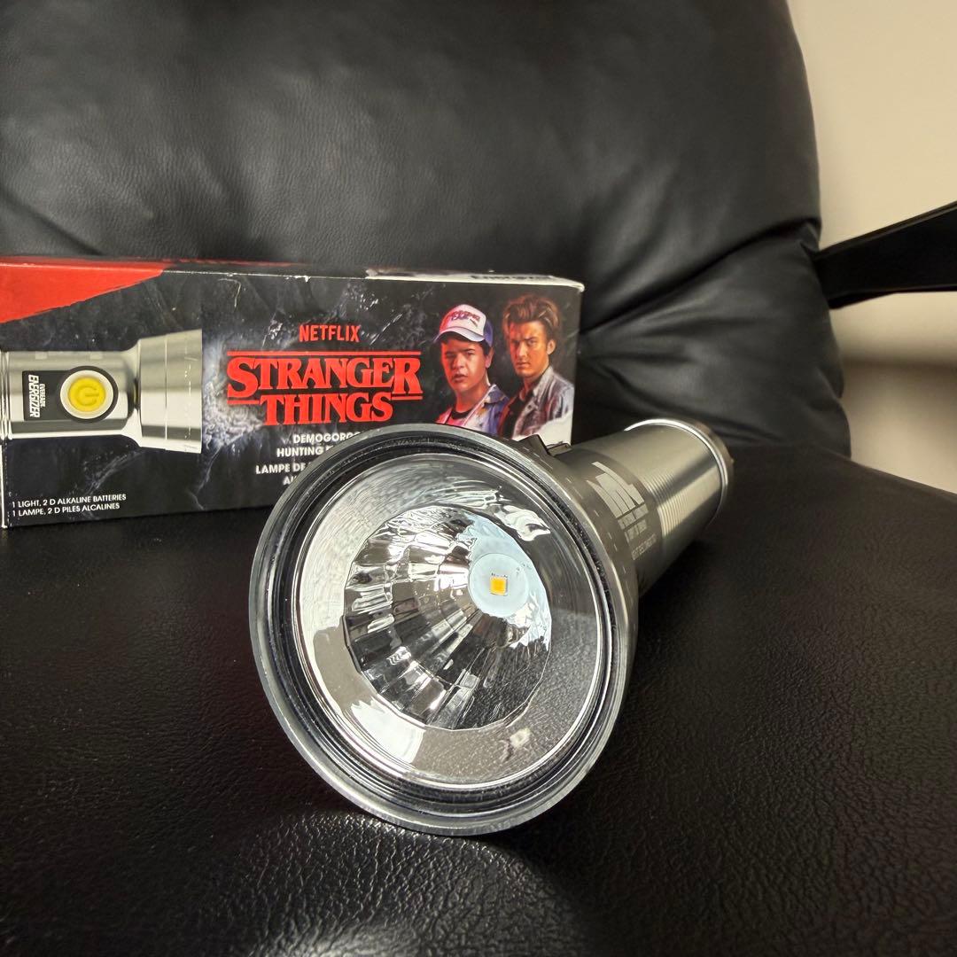 ストレンジャーシングス 懐中電灯