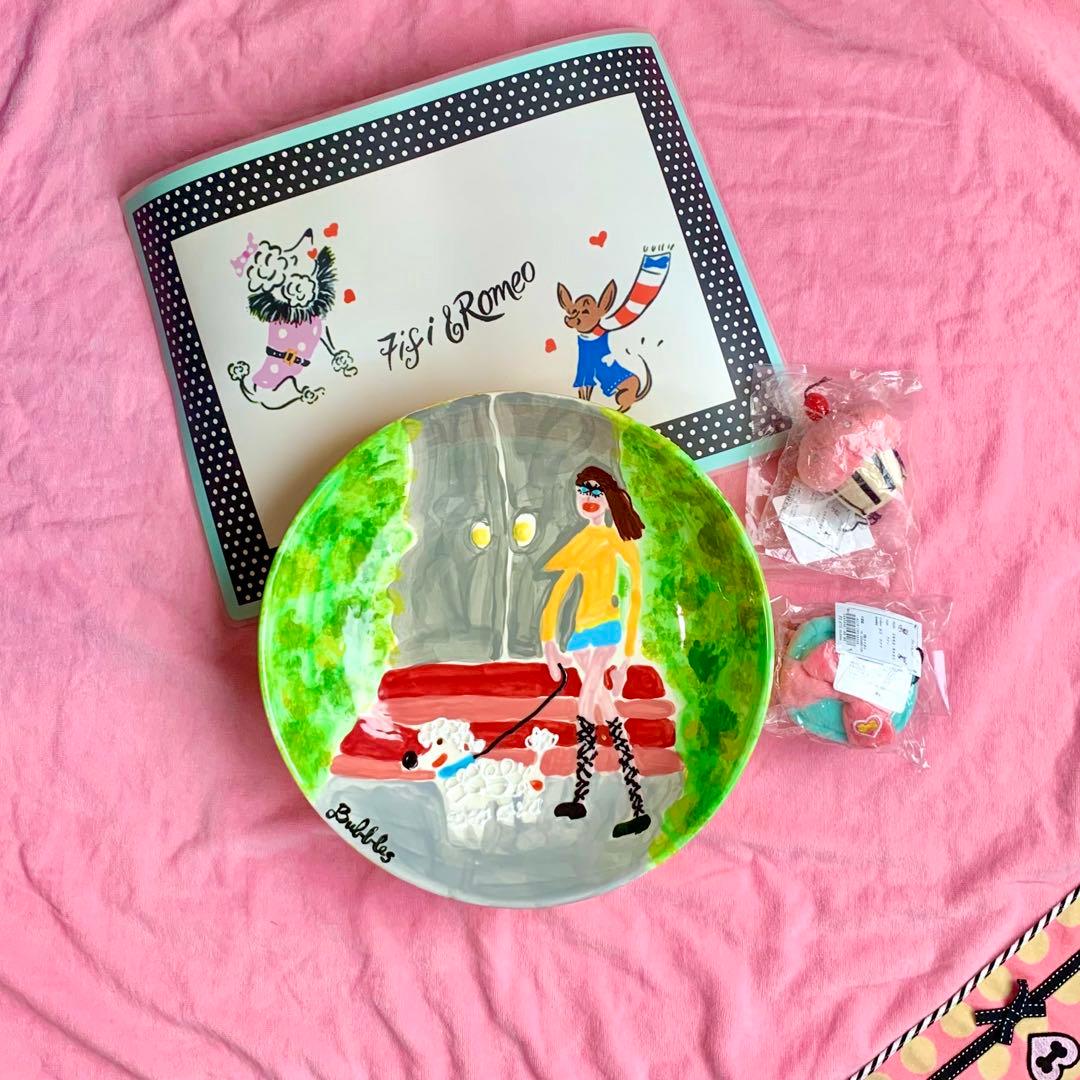 世界で1つFifi&Romeo手描き飾り皿プレート犬散歩大皿おもちゃ敷物セット