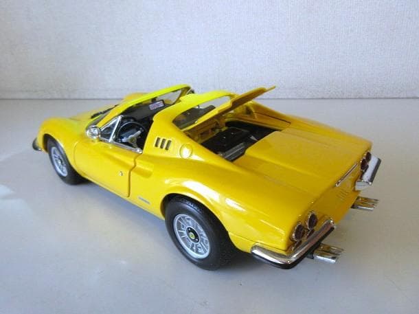 特価 HotWheels 1/18 フェラーリ Dino246GTS イエロー②