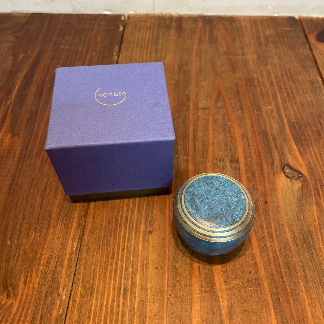 美品　グッドデザイン　金属製　メモリアルボトル　カナタ　青銅色　重厚感ある　骨壷