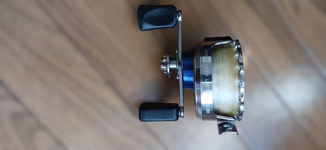KURODAI フィッシングリール 青/銀