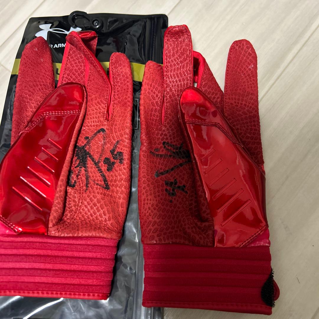 巨人アンダーアーマーバッティンググローブ読売ジャイアンツ岡本和真支給品サイン入り