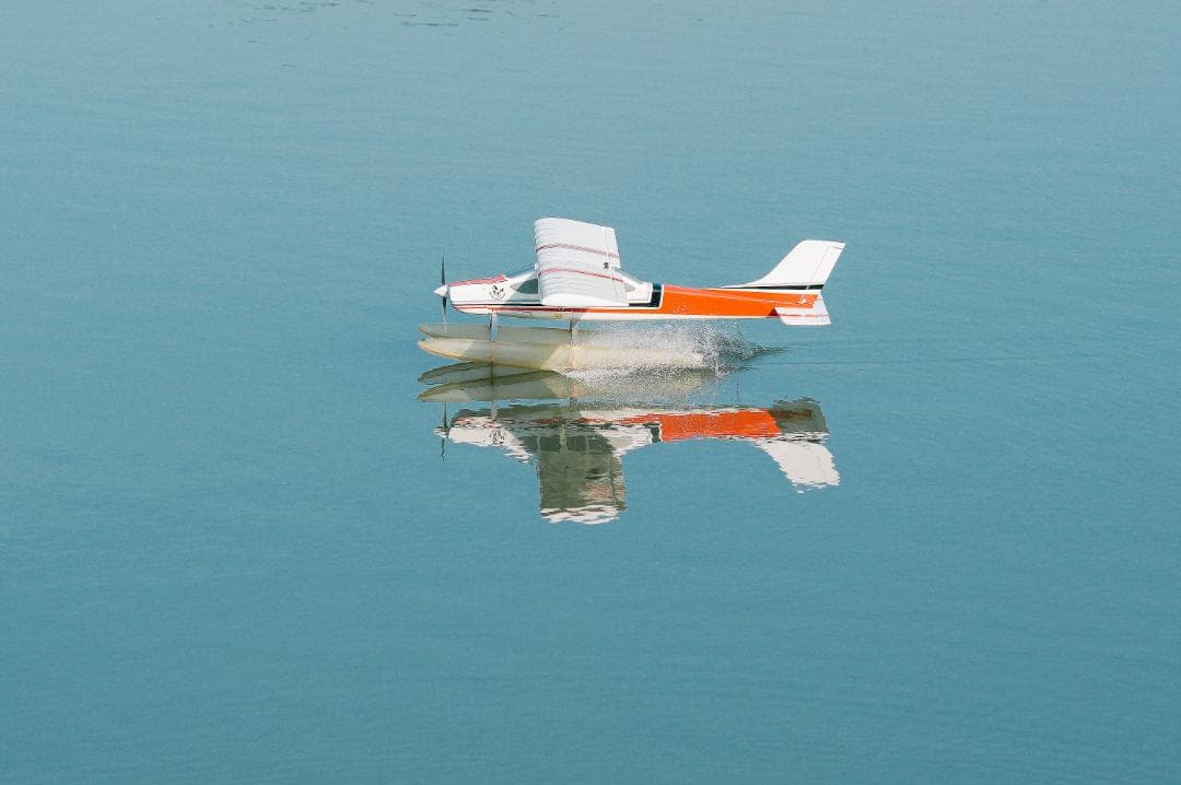 ラジコン飛行機　水上機　セスナ182セミスケール電動機　フロートプレーン