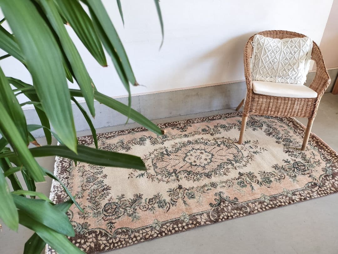 ダークブラウンとピーチベージュのヴィンテージラグ　石田ゆり子さん　No.740