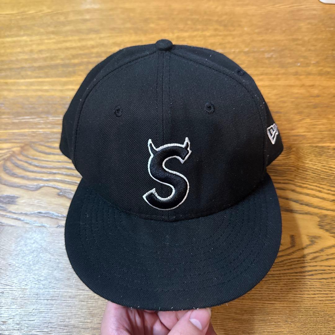 supreme キャップ Sつの ニューエラ