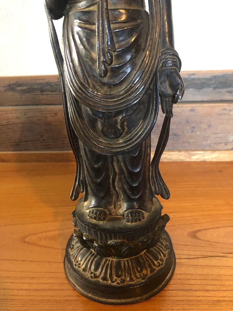 大振りで古格のある古銅聖観音立像杉箱入