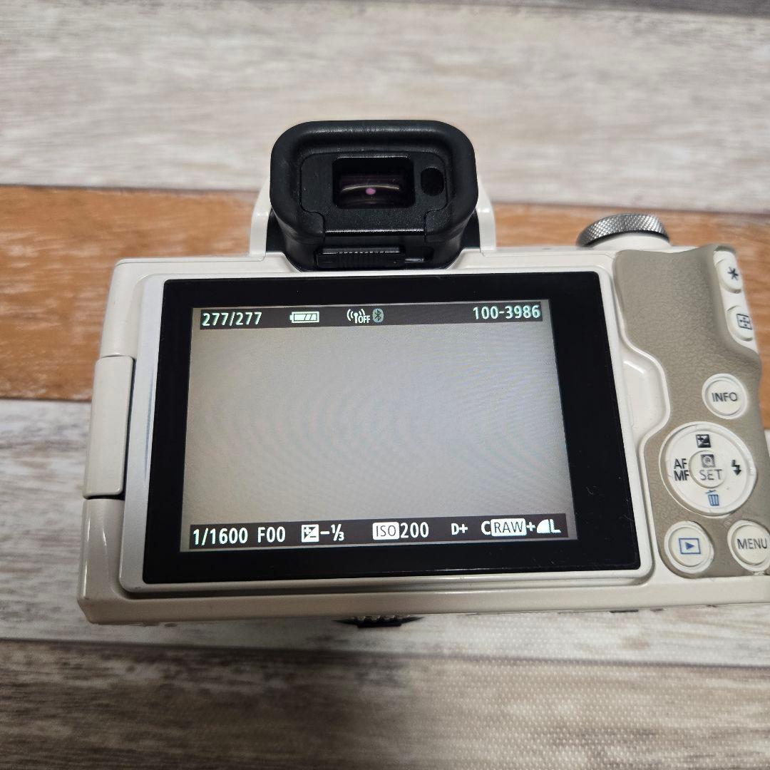 Canon EOS Kiss M ホワイト ジャケット・ストラップ・アダプター付