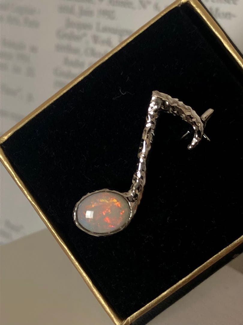 オパール　音符ブローチ