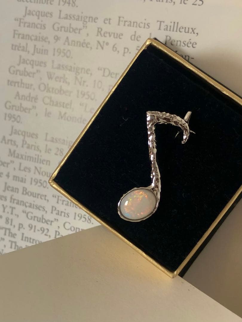 オパール　音符ブローチ